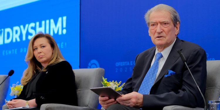 Berisha: Diktatori sot nuk ka Sigurim, por ka Pojën, Xhevdet Troplinët e Bajrët që shpalosin autokolonat e tyre