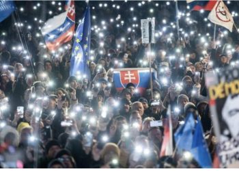 “Sllovakia është Europë”! Protesta masive kundër kryeministrit Fico pas takimit me Putin në Moskë