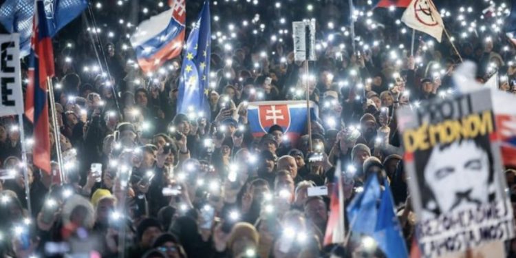 “Sllovakia është Europë”! Protesta masive kundër kryeministrit Fico pas takimit me Putin në Moskë