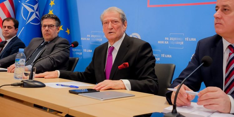 Berisha: Trump renditi armikun e brendshëm si më të rrezikshëm dhe ky armik personofikohet me një monstër si Xhorxh Sorosi