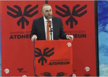 “Nuk premtojmë mrekulli, por ndershmëri”, Bardhi takim me emigrantët në Milano: Më 11 maj, fati i Shqipërisë është në dorën tuaj