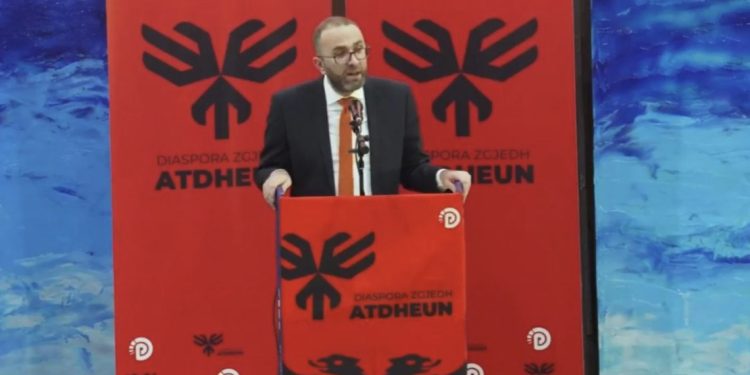 “Nuk premtojmë mrekulli, por ndershmëri”, Bardhi takim me emigrantët në Milano: Më 11 maj, fati i Shqipërisë është në dorën tuaj