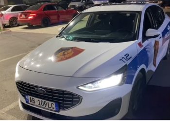 Dhunoi babë e bir dhe goditi një tjetër me makinë, shpallet në kërkim i riu nga Kruja