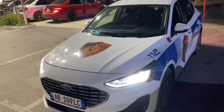 Dhunoi babë e bir dhe goditi një tjetër me makinë, shpallet në kërkim i riu nga Kruja