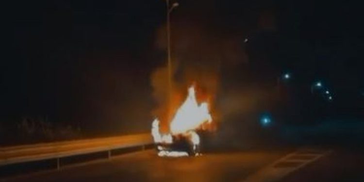 Gjenden mbetje kockore brenda një makine të djegur në Podujevë