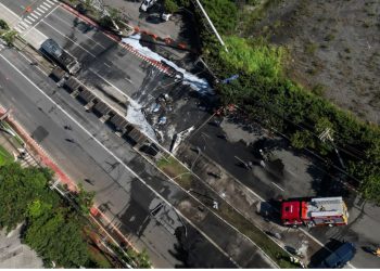 VIDEO/ Aeroplani përplaset me automjetet në mes të qytetit, vdesin pasagjerët