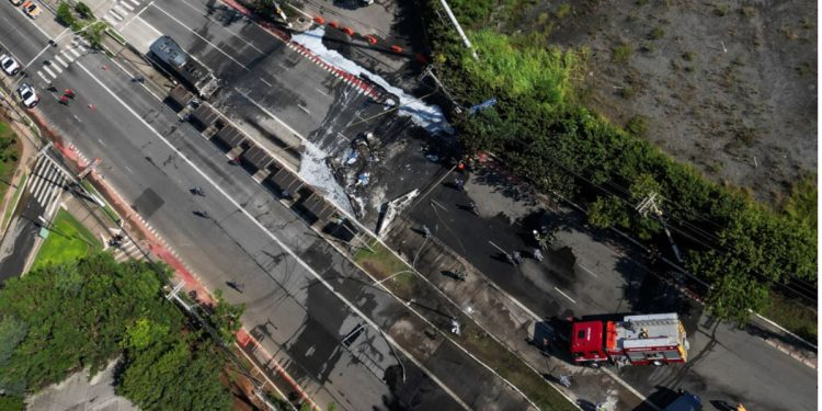 VIDEO/ Aeroplani përplaset me automjetet në mes të qytetit, vdesin pasagjerët