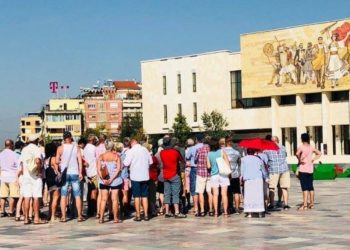 Edhe pse numri i turistëve në Shqipëri u rrit, ata shpenzuan më pak në 2024