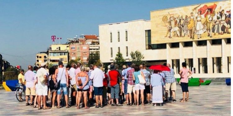 Edhe pse numri i turistëve në Shqipëri u rrit, ata shpenzuan më pak në 2024
