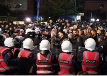 Opozita proteston para kryeministrisë, policia bllokon rrugët