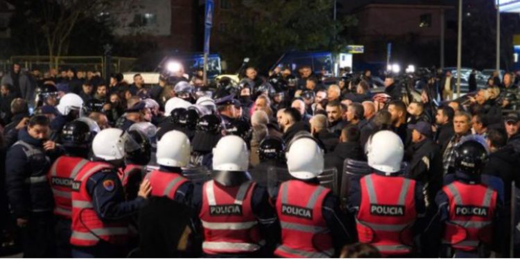 Opozita proteston para kryeministrisë, policia bllokon rrugët