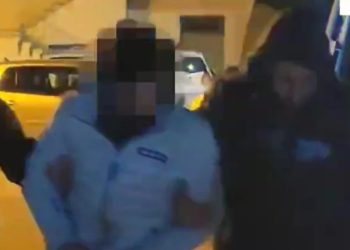 Plagosi me thikë një person, arrestohet 25-vjeçari në Lushnjë