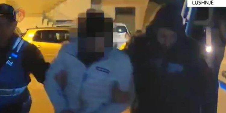 Plagosi me thikë një person, arrestohet 25-vjeçari në Lushnjë