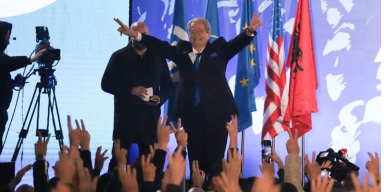 Protesta/ Berisha shpalos programin: Pas 11 majit, çdo pensionist do marrë të paktën 200 euro. Rroga mesatare do jetë 1200 euro