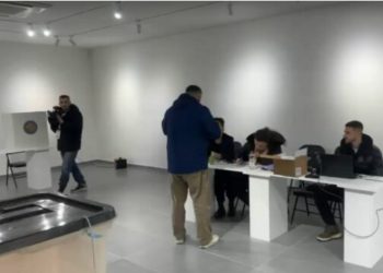 Një orë vonesë, hapet qendra e votimit në Prizren