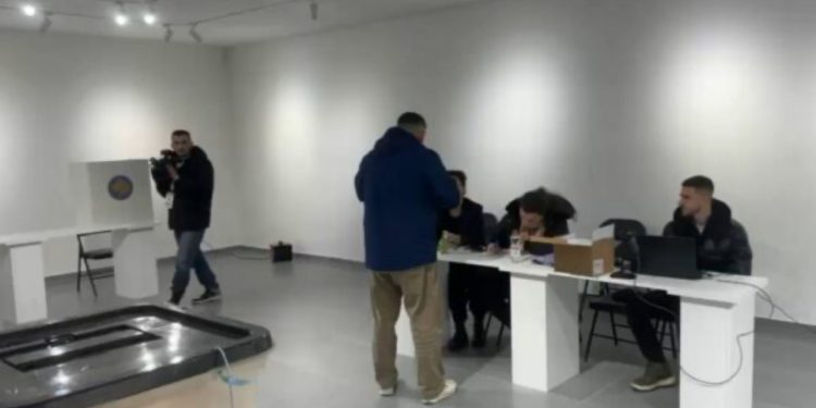 Një orë vonesë, hapet qendra e votimit në Prizren