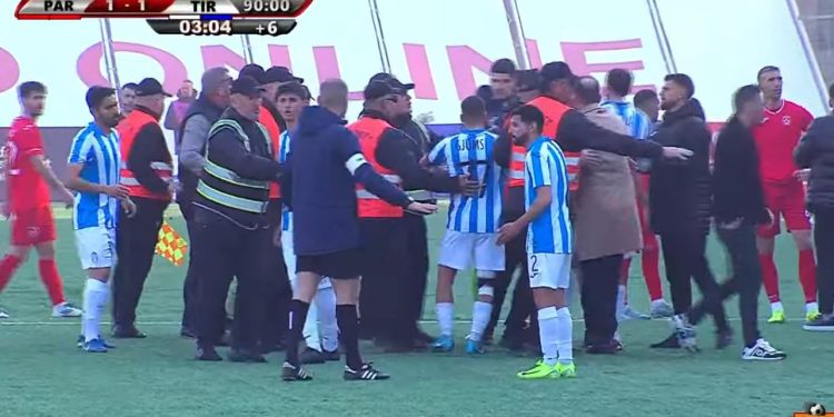 Plas në derbi! Gol në fund, kartonë të kuq dhe grushte