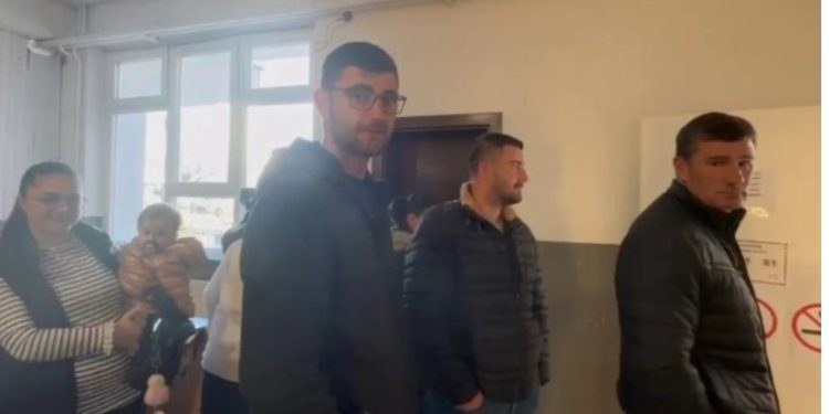 Situata e pazakontë në Malishevë, 26 anëtarët e një familjeje shkojnë së bashku të votojnë