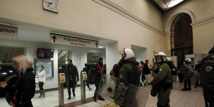“Një bombë do të shpërthejë në orën 17:38”, telefonata alarmon autoritetet greke, mbyllin stacionin e metrosë në Athinë