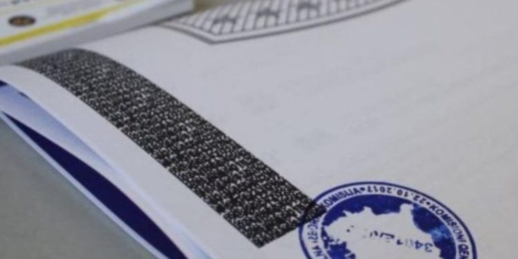 Zgjedhjet në Kosovë/ Njëri firmosi gabimisht ndërsa tjetri me fletushka të fotokopjuara, paraqiten dy raste problematike në Prokurorinë e Mitrovicës