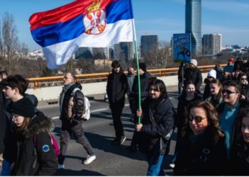 Protestuesit anti-qeveritarë serbë bllokojnë një urë kyçe në Beograd