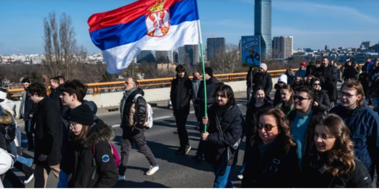 Protestuesit anti-qeveritarë serbë bllokojnë një urë kyçe në Beograd