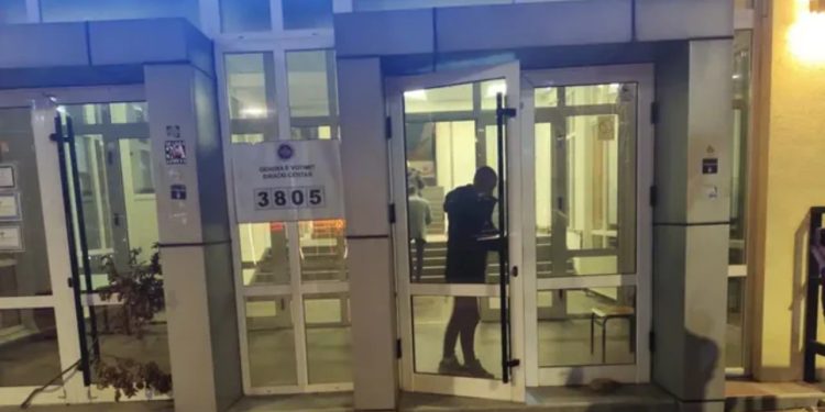 “Vigjilencë dhe përkushtim”, Lëvizja Vetëvendosje reagon pas mbylljes së votimit, mesazh vëzhguesve dhe komisionerëve: Mbroni votën!