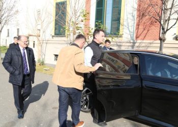 FOTO-LAJM/ Arrest me burg për Veliajn, dalin pamjet kur BKH e merr nga zyra!