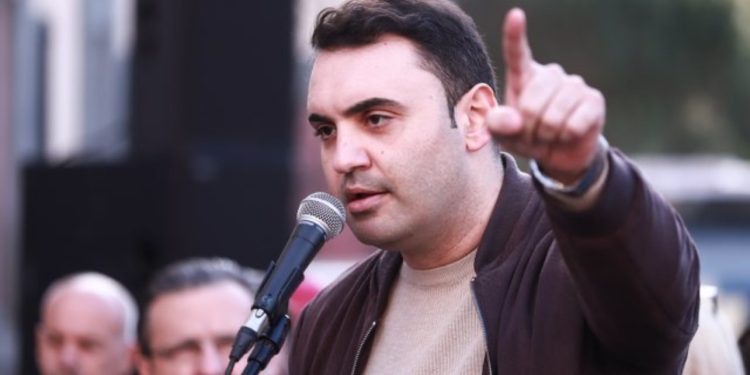 Këlliçi: Rama në panik, prangos Veliaj për të sfumuar ardhjen e udhëheqësit të fushatës së Trump në PD