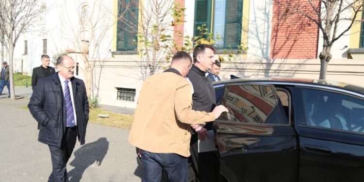 ‘Washington Post’: Arrestohet kryebashkiaku i Tiranës, akuzohet për korrupsion prej miliona dollarësh