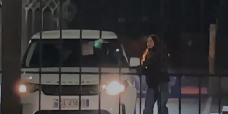 Ajola Xoxa kthehet nga Roma, shoqërohet nga oficerët e BKH në Rinas