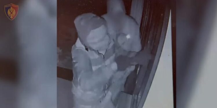 Lezhë/ Grabitën dy dyqane dhe nje servis, arrestohen 2 persona