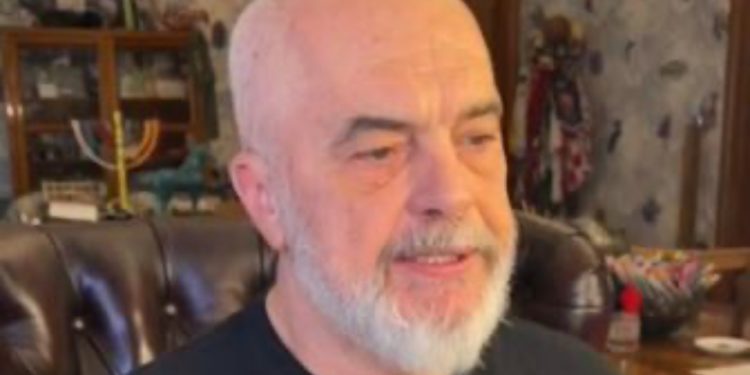 Rama ironizon opozitën: Patën ditë masturbimi kolektiv si adoleshentët me fotot e aktoreve