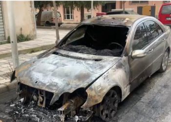 Digjen qëllimisht dy automjete në Vlorë, policia nis hetimet