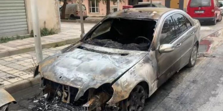 Digjen qëllimisht dy automjete në Vlorë, policia nis hetimet
