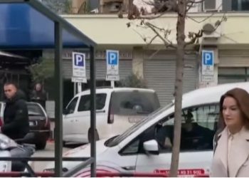 Ajola Xoxa paraqitet në GJKKO, e shoqëruar nga forca policie
