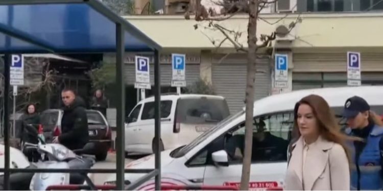 Ajola Xoxa paraqitet në GJKKO, e shoqëruar nga forca policie