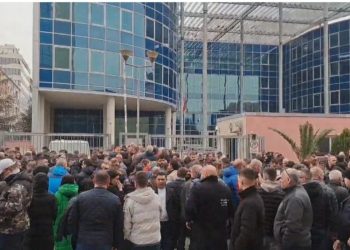 Sot jepet masa e sigurisë kundër Veliajt/ Pafytyrësia e Edi Ramës, nxjerr socialistët në protestë para SPAK