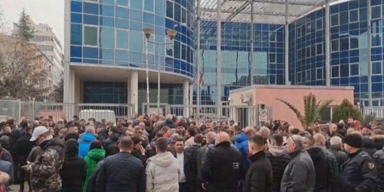 Sot jepet masa e sigurisë kundër Veliajt/ Pafytyrësia e Edi Ramës, nxjerr socialistët në protestë para SPAK