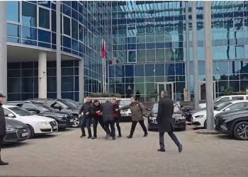 Futet me shpejtësi brenda oborrit të SPAK-ut, policia i hidhet në fyt