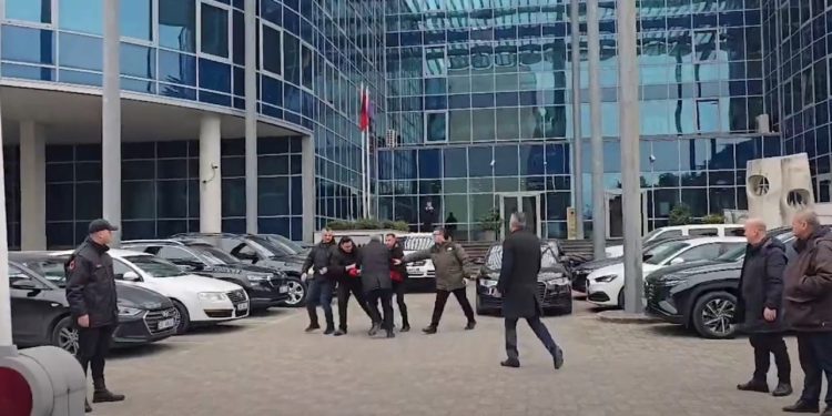 Futet me shpejtësi brenda oborrit të SPAK-ut, policia i hidhet në fyt