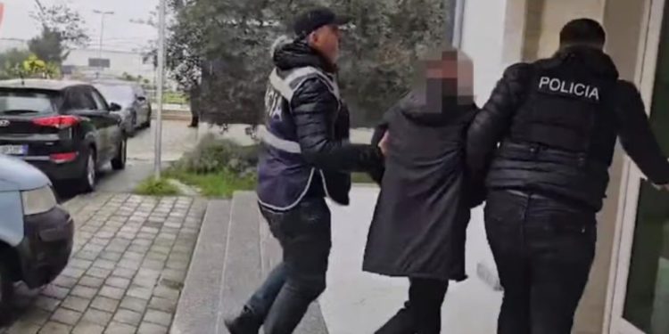 Shiste kokainë dhe kanabis me vlerë 90 mijë euro, arrestohet 28-vjeçari në Fier, në pranga dhe një blerës