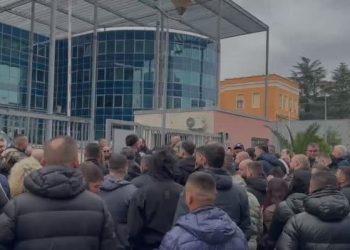 “Suport moral për Erjonin”/ Publikohen mesazhet, drejtorët detyrojnë punonjësit e administratës të protestojnë për Veliajn 