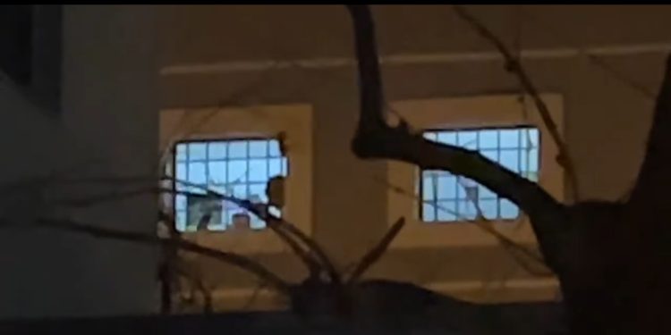 VIDEO/ Arrestimi i Veliajt/ Të burgosurit te “313” dalin në dritare dhe thërrasin: O Erion, o hajdut!