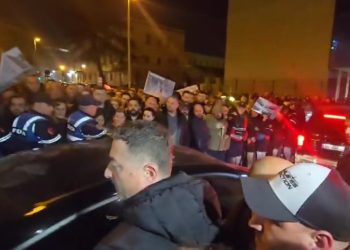 Veliaj u la në burg, mbështetësit para GJKKO: Forca Lali