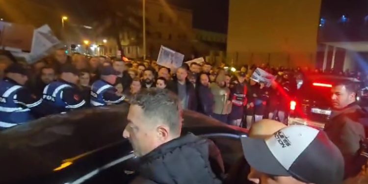 Veliaj u la në burg, mbështetësit para GJKKO: Forca Lali