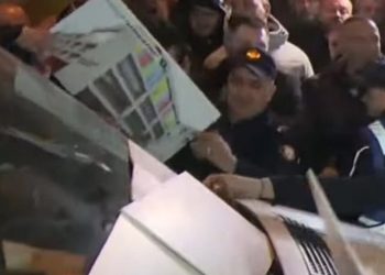 “O palaço”/ Tesione para GJKKO-së, Veliaj niset drejt paraburgimit të Durrësit, administrata e Bashkisë tenton të ndalojë furgonin