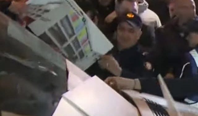 “O palaço”/ Tesione para GJKKO-së, Veliaj niset drejt paraburgimit të Durrësit, administrata e Bashkisë tenton të ndalojë furgonin