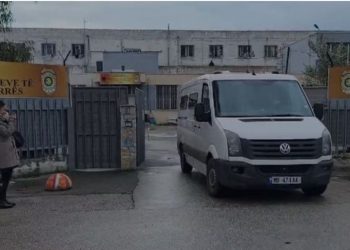 Pas ndalesës në bashki, Rama shkon për vizitë në paraburgimin e Veliajt