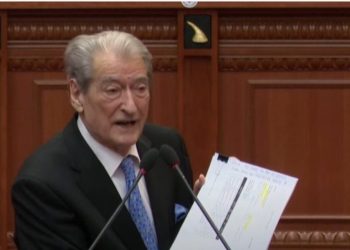 Berisha nxjerr dokumentet në Kuvend: Ja çfarë nuk ka futur prokurori në dosje për ”Velicën”, po t’i fuste do dilte si Lalja Asadi